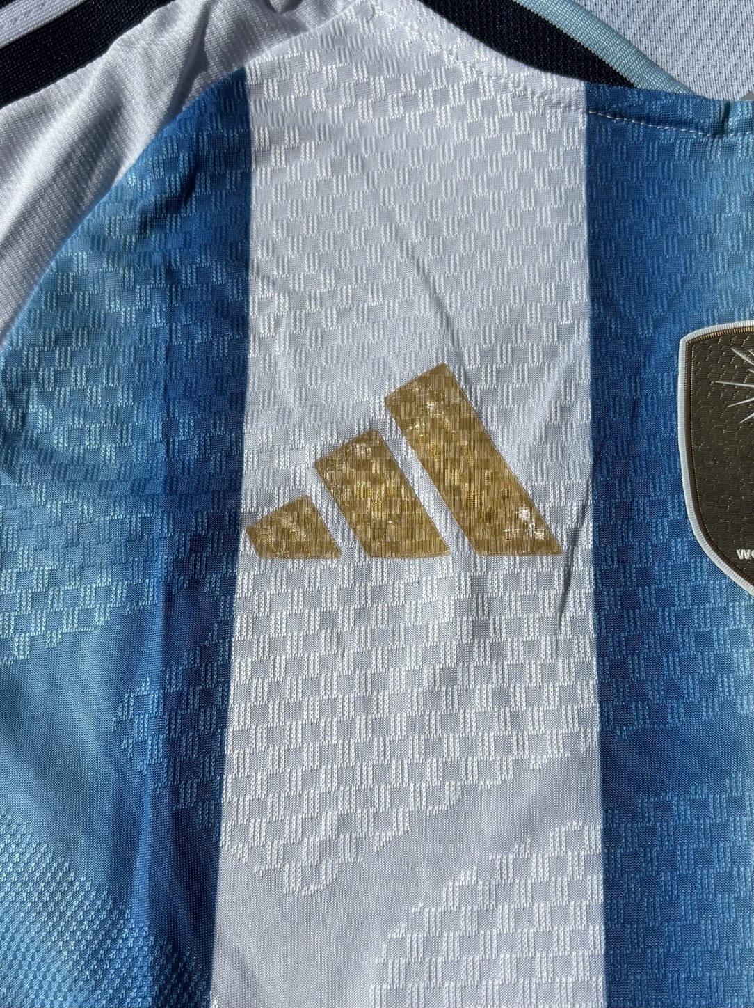 Argentina 2026 detalle logo adidas