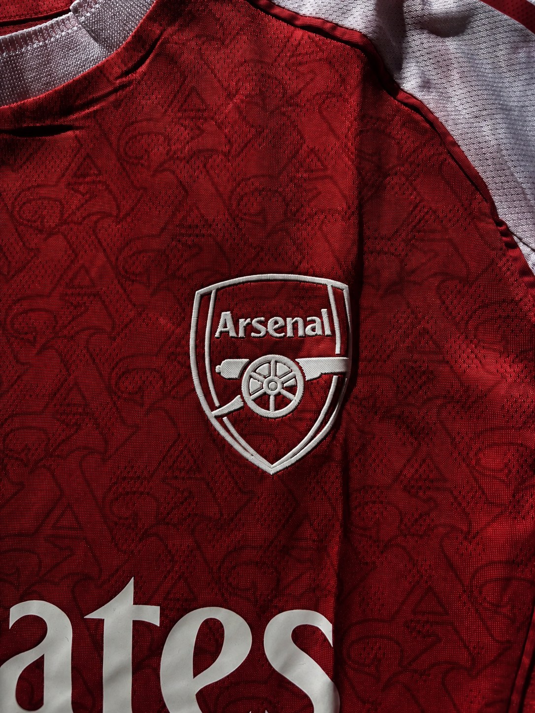 Arsenal 25/26 detalle escudo
